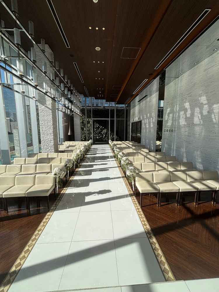 挙式会場は自然光が入ってきてよかった。またガーデンが隣接しているのも良かった