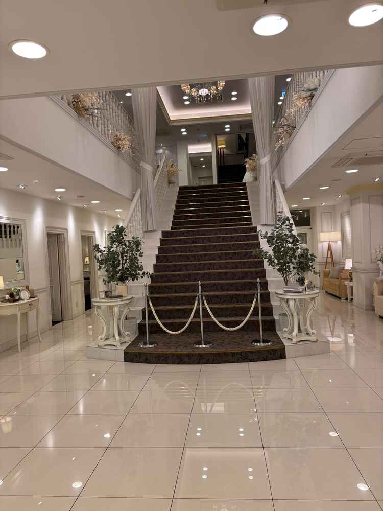 フラワーシャワーを行う階段。入り口入って曲がるとありインパクトがあって素敵でした。