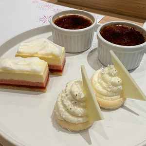 オプションのビュッフェで提供されるデザートは全て美味しい