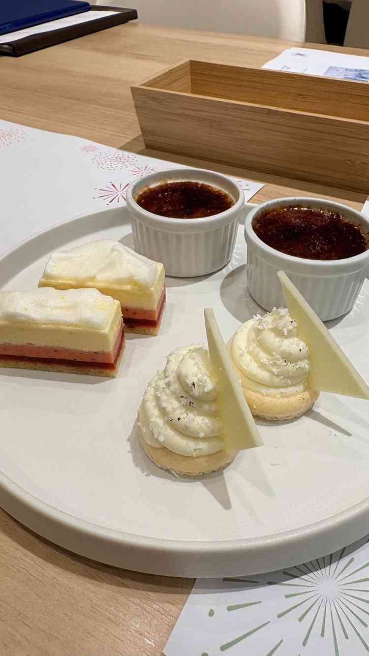 オプションのビュッフェで提供されるデザートは全て美味しい