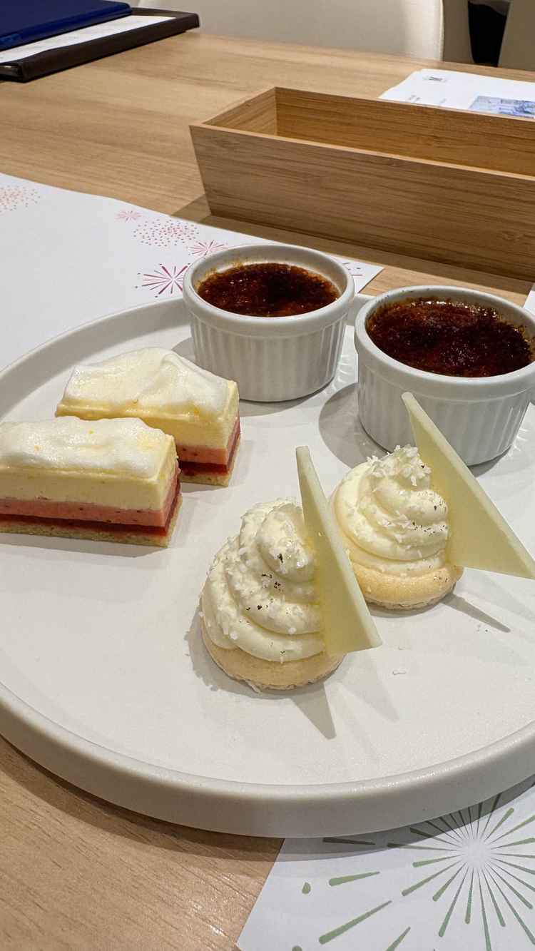 オプションのビュッフェで提供されるデザートは全て美味しい