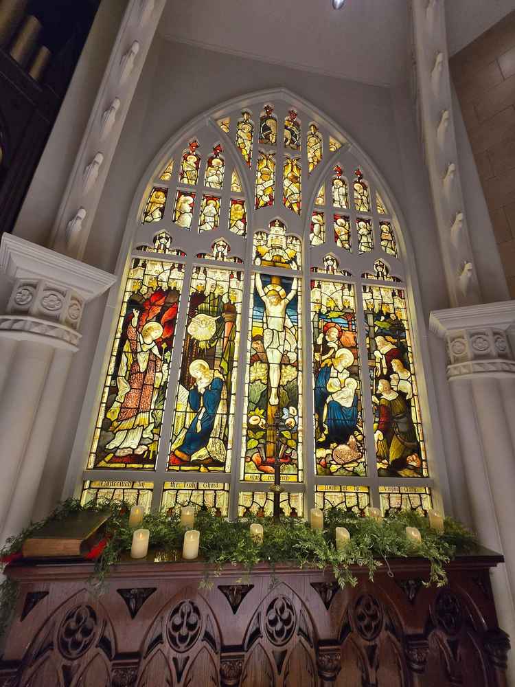 正面のステンドグラスが綺麗で、大理石のバージンロードによく映えていた。調光が自由に変えられるのも良い