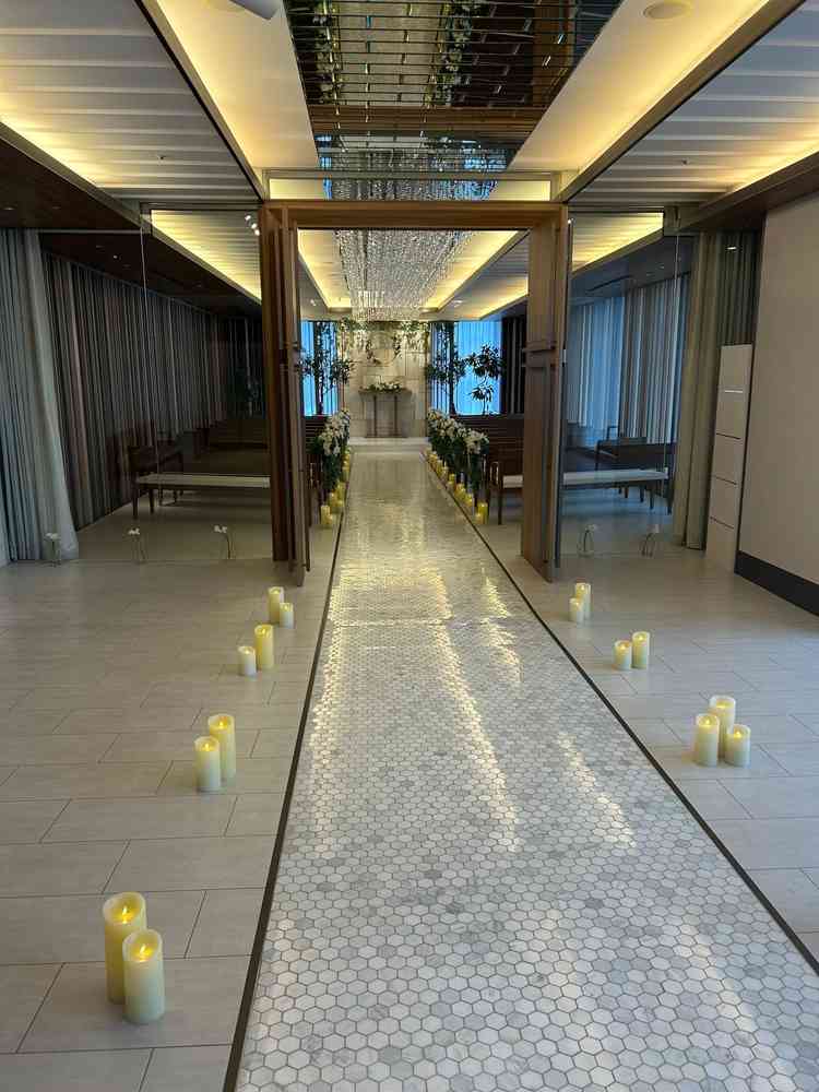 チャペルの前のスペース。ここをウエディングパーティ会場として利用できる。