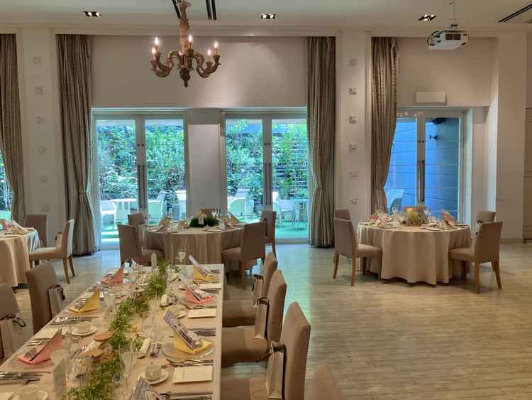 披露宴会場でございます。広々してます