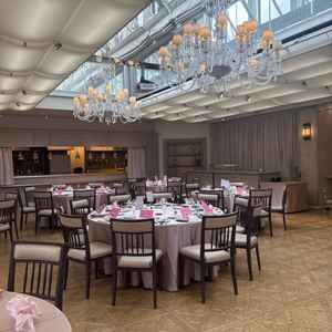 披露宴会場の写真。シャンデリアとオープン感のある天井が特徴的でした。