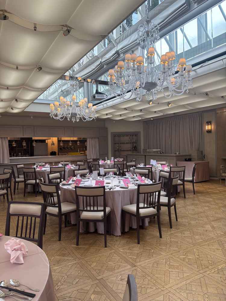 披露宴会場の写真。シャンデリアとオープン感のある天井が特徴的でした。