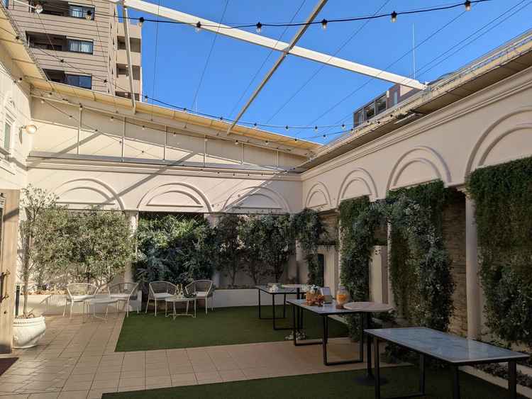 披露宴の前にこうしたお庭のような雰囲気で、ゲストと話す時間が設けられており、良いと思った。