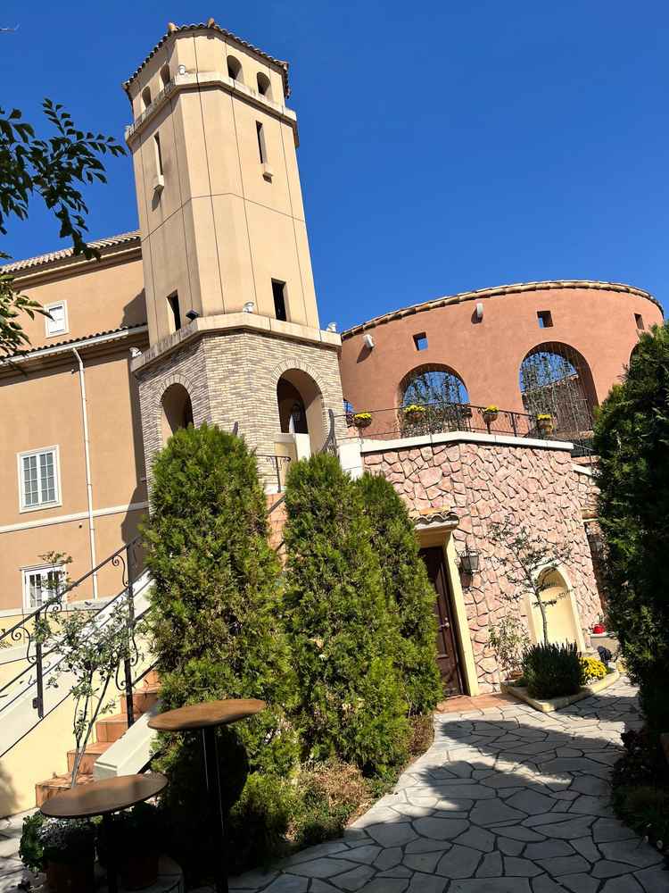 式場の全景です。南フランスをモチーフにしており、どこからも映えます。