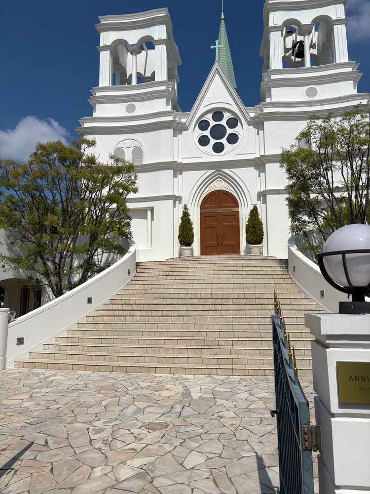 チャペル外観。城のような見た目と大階段が特徴的だった。