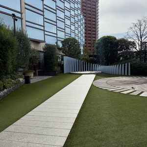 フラワーシャワーや集合写真が外で撮れるのもよかったです！チャペルからすぐなのも◎