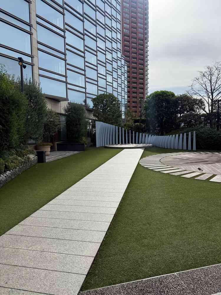 フラワーシャワーや集合写真が外で撮れるのもよかったです！チャペルからすぐなのも◎