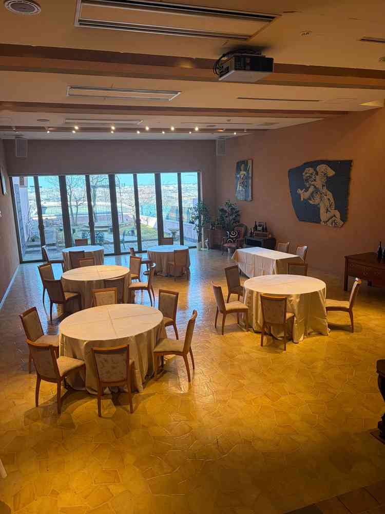 披露宴会場です。大きすぎず小さすぎず、アットホームな空間で披露宴が行えそうです。