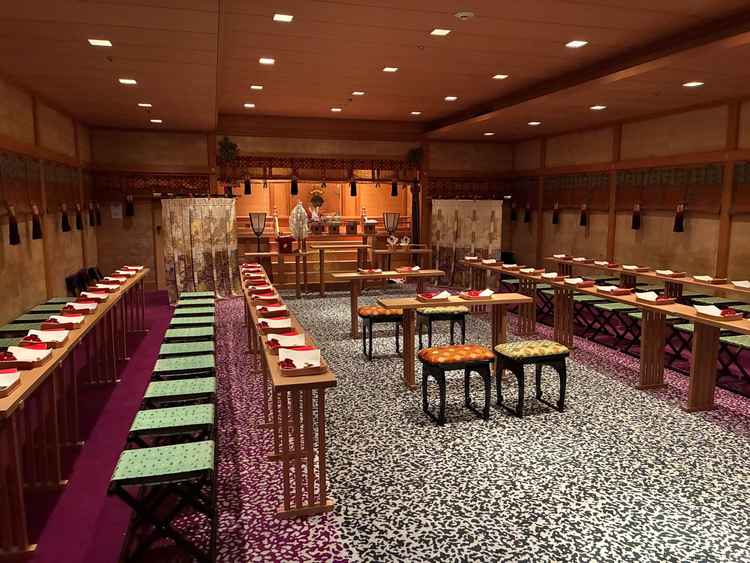 厳かな雰囲気の館内神殿
