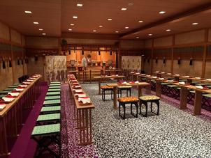 厳かな雰囲気の館内神殿