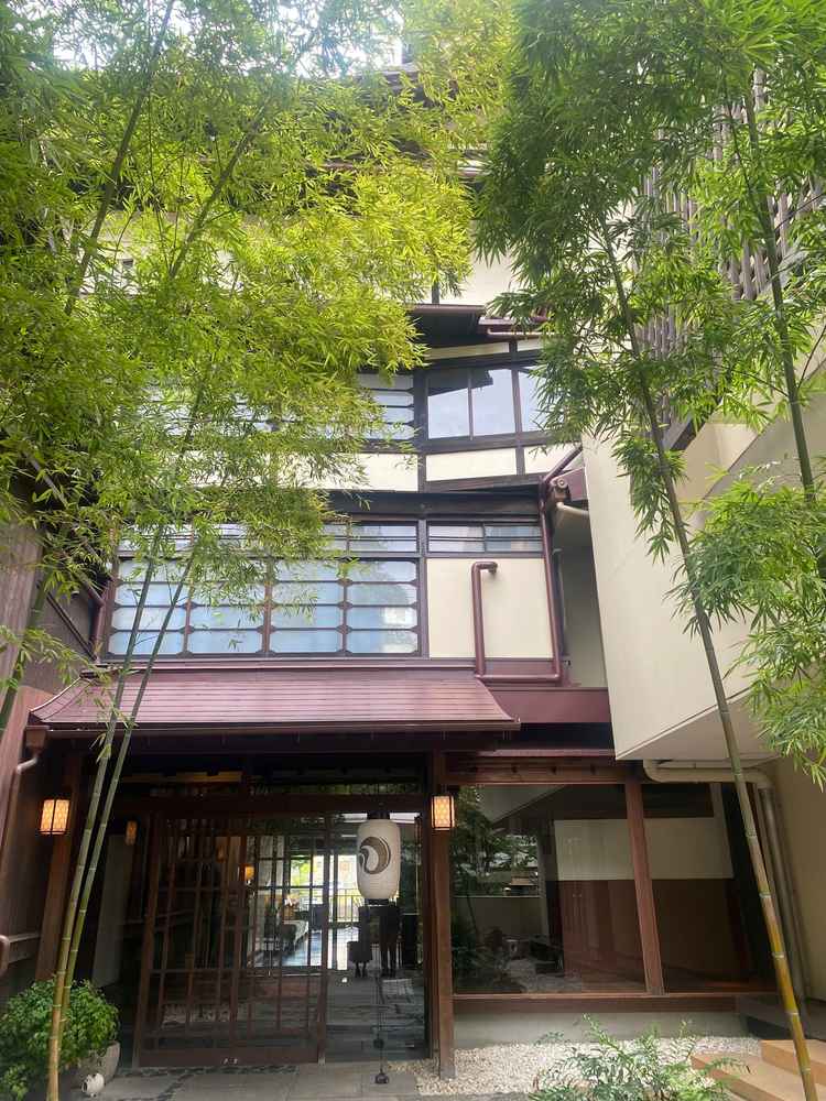 外観。雰囲気あり素敵な玄関でした