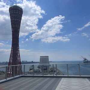 神戸らしいポートタワーと海を一望できるデッキ