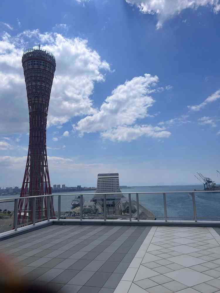 神戸らしいポートタワーと海を一望できるデッキ