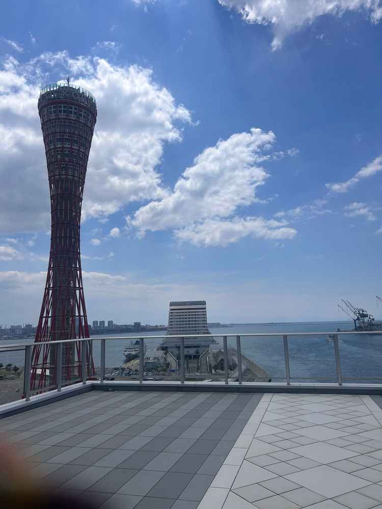 神戸らしいポートタワーと海を一望できるデッキ