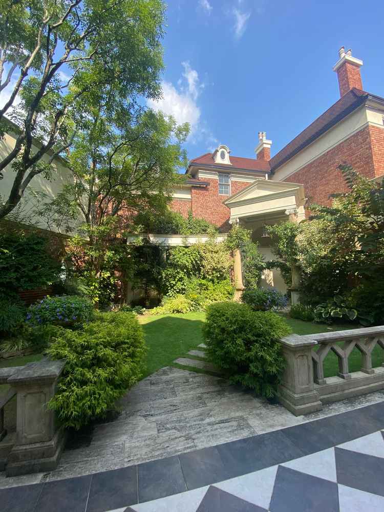 天然芝を管理している素敵なガーデンテラス。