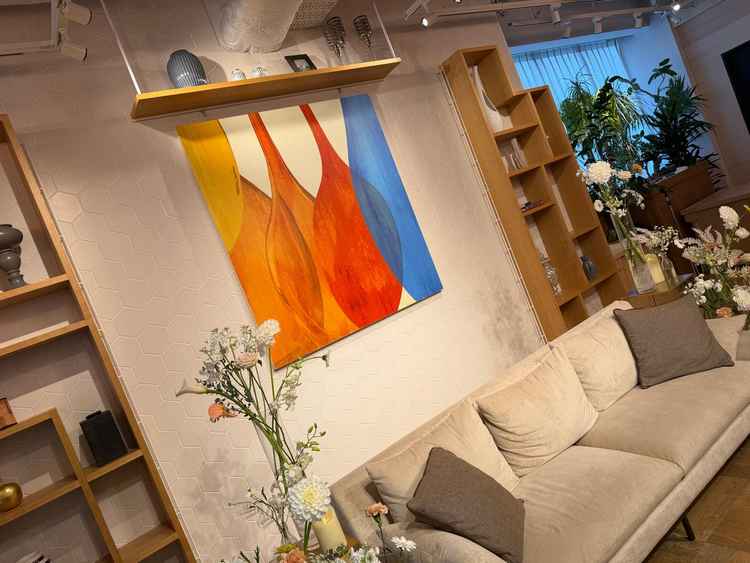 明るい雰囲気の披露宴会場。ソファに座るとゲストたちとの目線が近く、アットホーム感が良かったです。