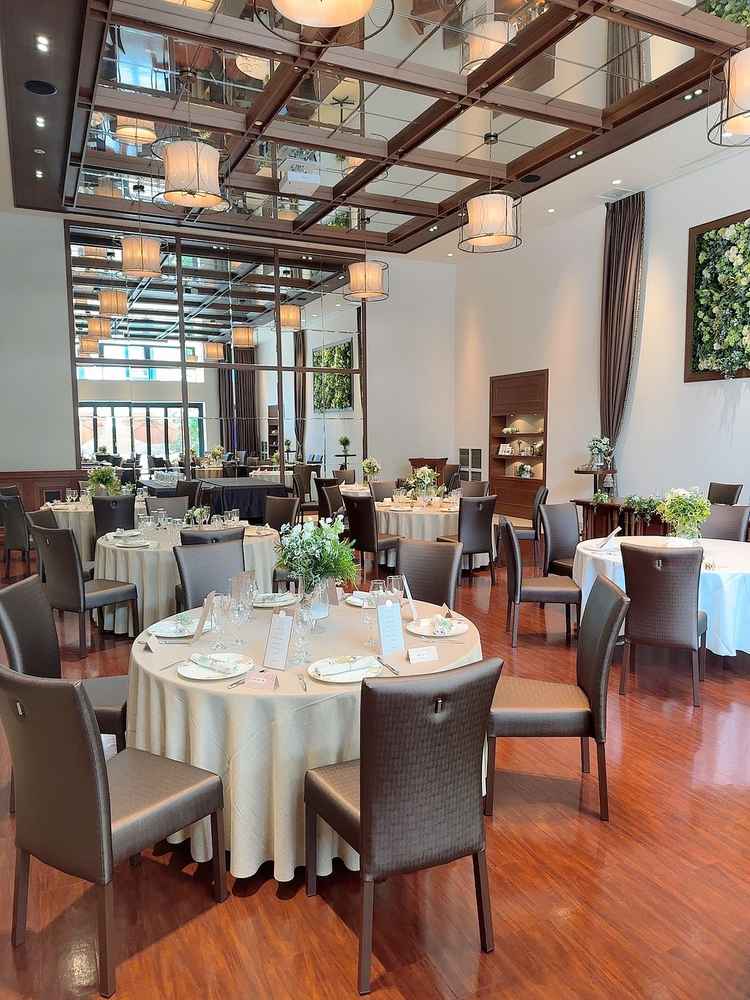 披露宴会場。鏡になっているということもあり閉塞感はあまり感じない。反対側の扉を解放してビも楽しめる。