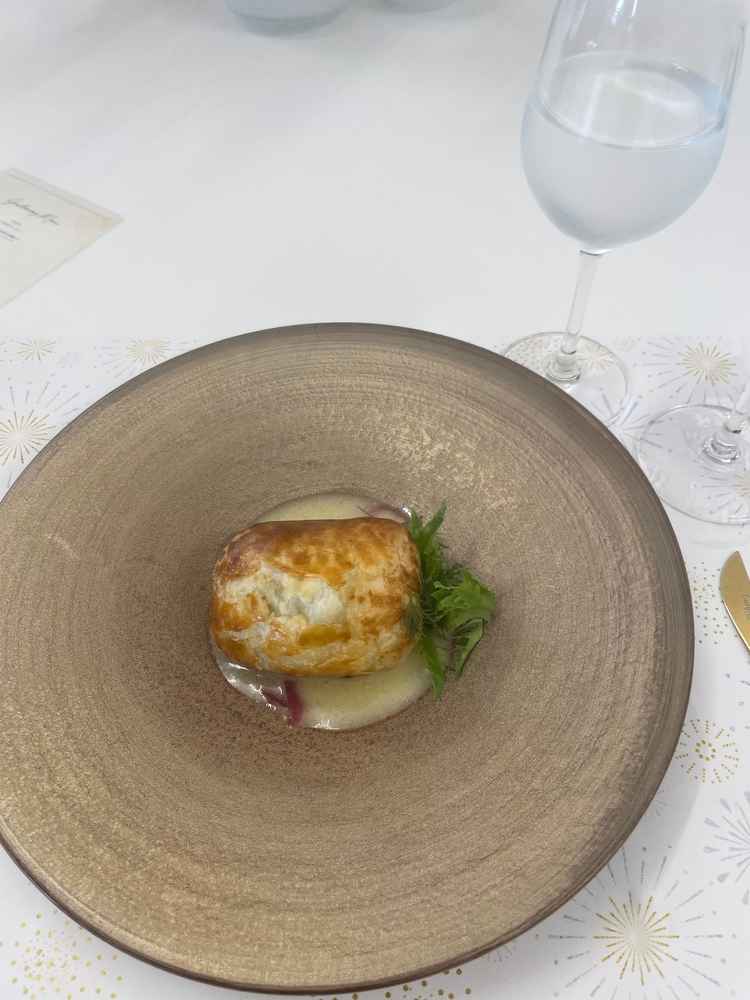 お料理のひらめのパイ包みの写真です。