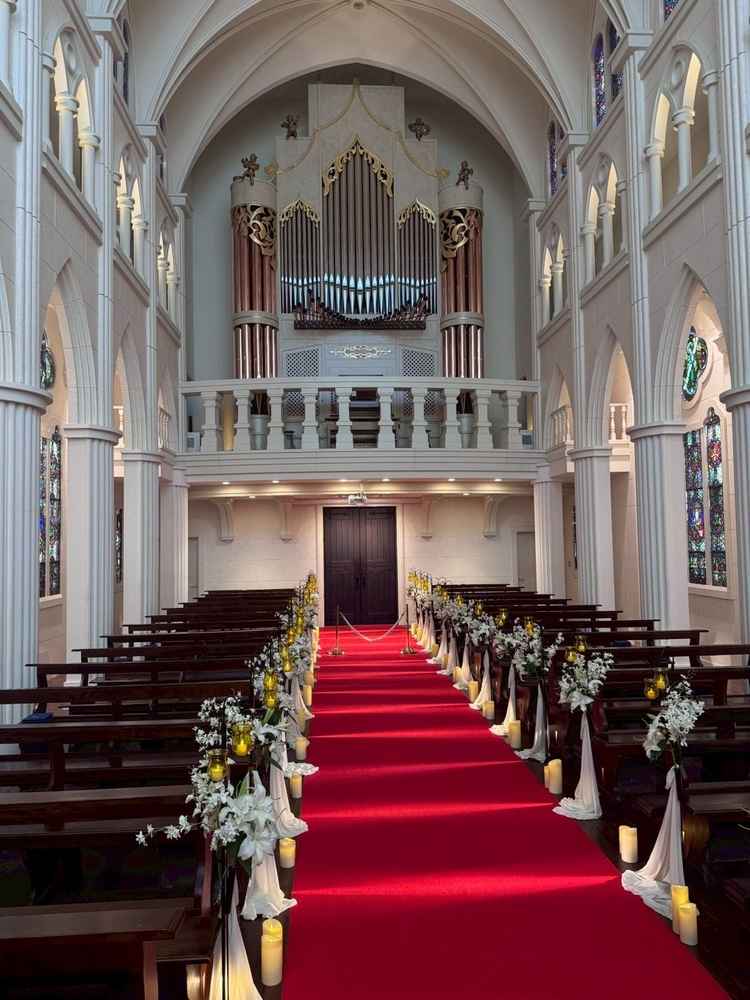 挙式会場のパイプオルガンの写真です。