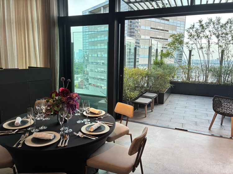 高速が見えてザ都会！な雰囲気を味わえるテラス、風が心地よかったです