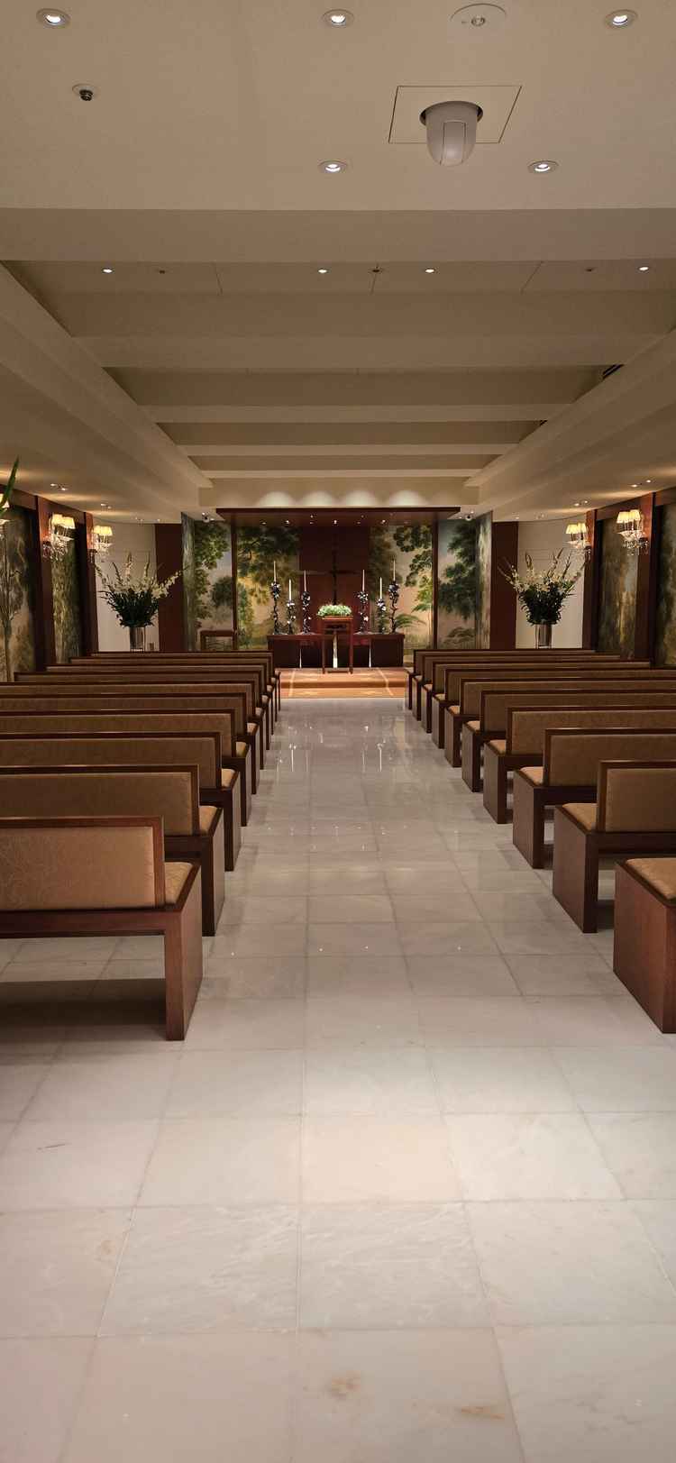 チャペル。両側は油絵