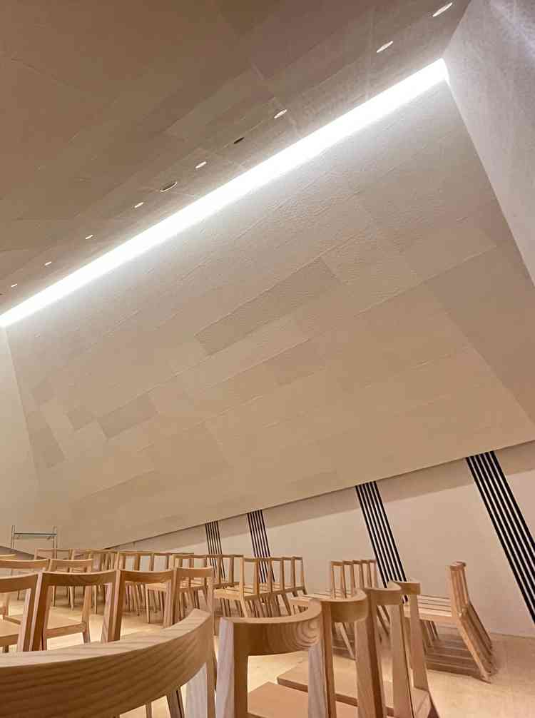 挙式会場の写真。天井が三角の造り。