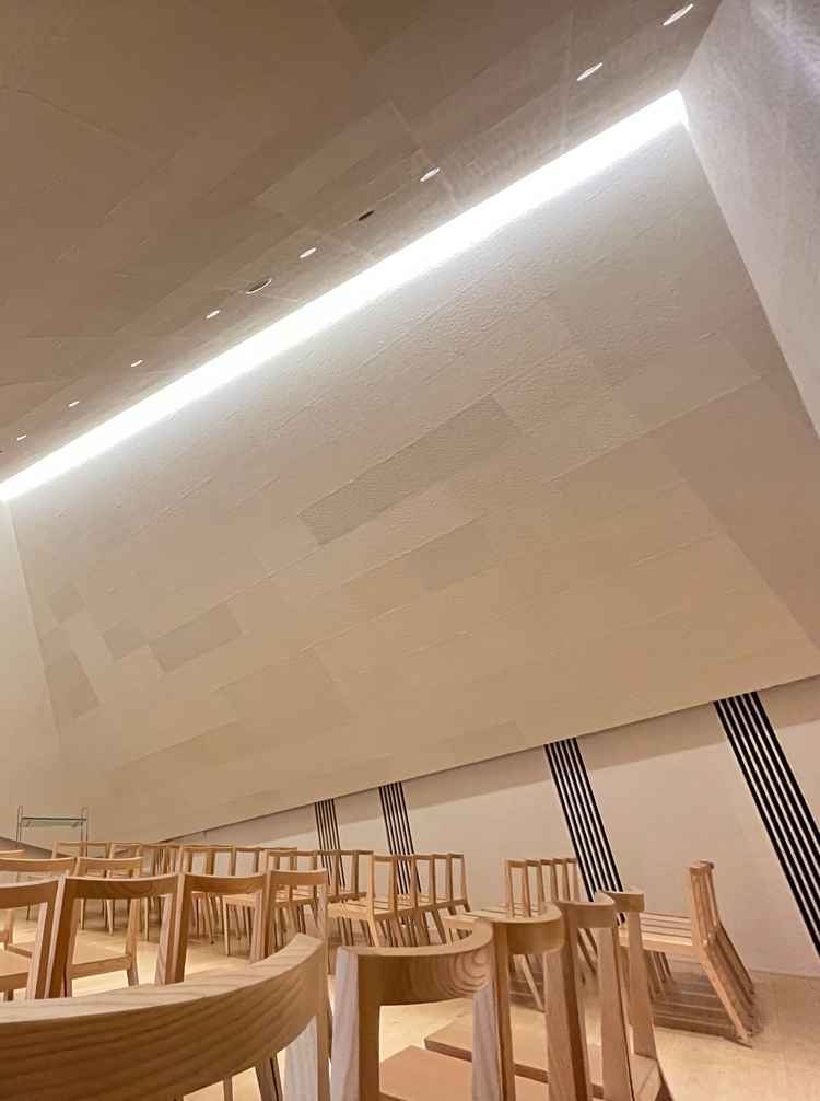 挙式会場の写真。天井が三角の造り。