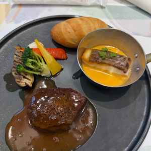コース料理の試食の写真です。魚料理のソースがとても美味しく、びっくりした。