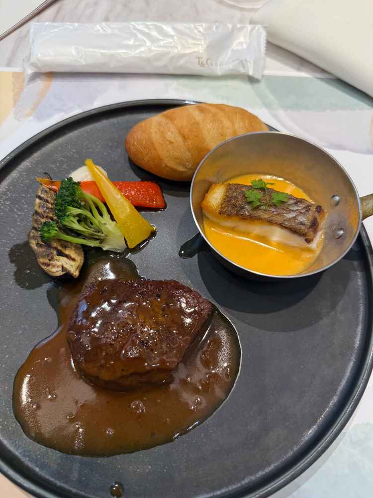 コース料理の試食の写真です。魚料理のソースがとても美味しく、びっくりした。