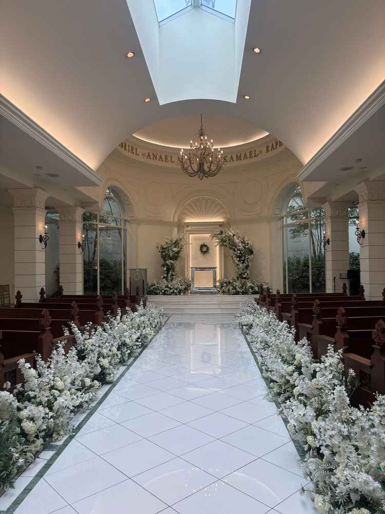 チャペル。上からの自然光でとても明るく綺麗でした。奥にも緑があるため白とマッチして美しかった。