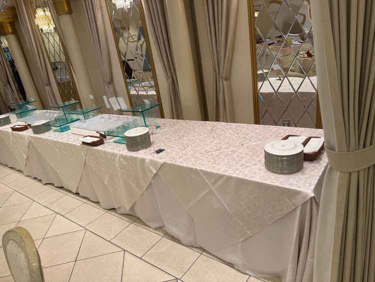 披露宴会場にはビュッフェ形式のデザートコーナーがございます。