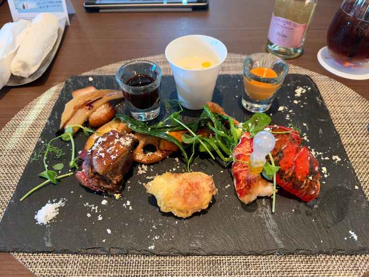 試食の際に食べた料理です。穴子、フォアグラ、牛フィレ肉等高級食材がふんだんに使用されています。