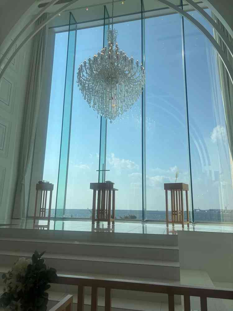 チャペルの背景に海と空がありとても綺麗でした