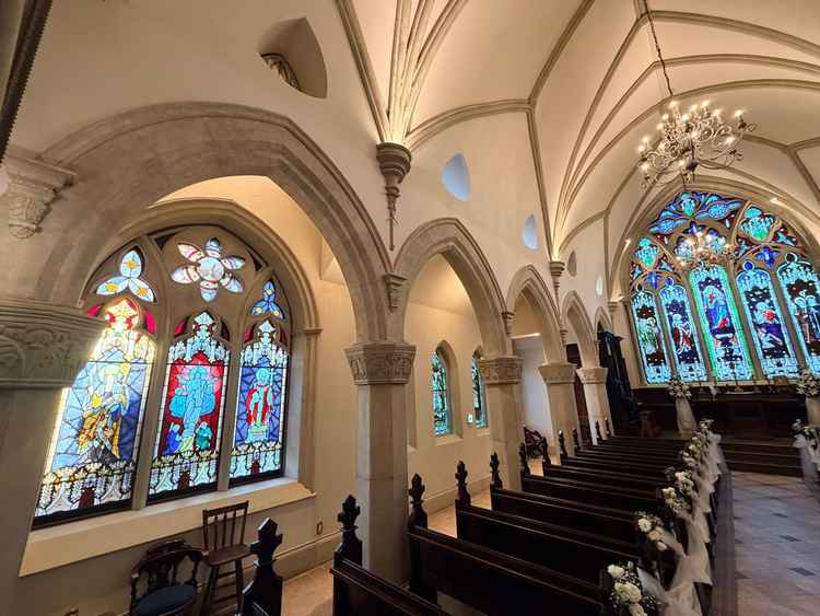 本館と道路を挟んで向かいにある別館の挙式会場。横の壁にもステンドグラスがあることが特徴的