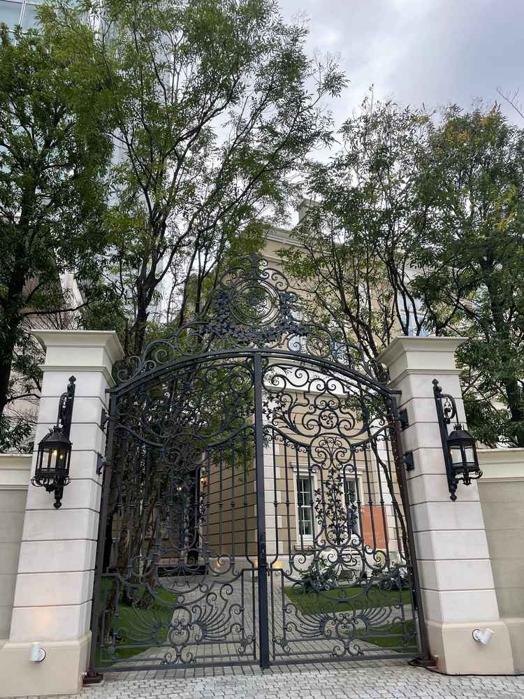 外観(正門) 扉が大きく、スタッフさんが開閉のために待機してくれている。