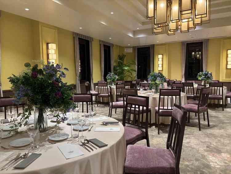 一番大きい披露宴会場。シャンデリアも会場ごとに違うので雰囲気が違って楽しめます。