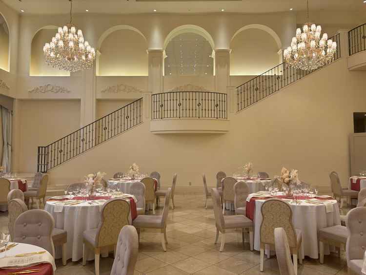 披露宴会場。階段から降りて来られるところが良かったと思う。お姫様みたいでした。