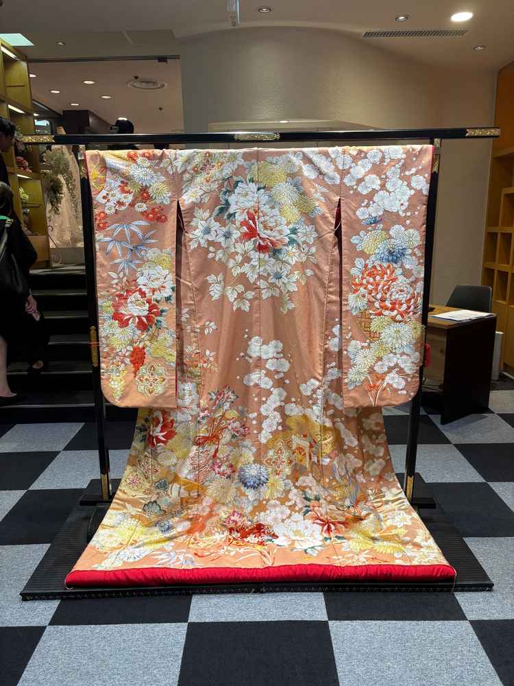 華やかな刺繍と上品な色合いが印象的で、ホテルニューオータニの和装にぴったりな色打掛でした。