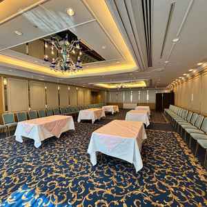 披露宴会場の少し大きめです。