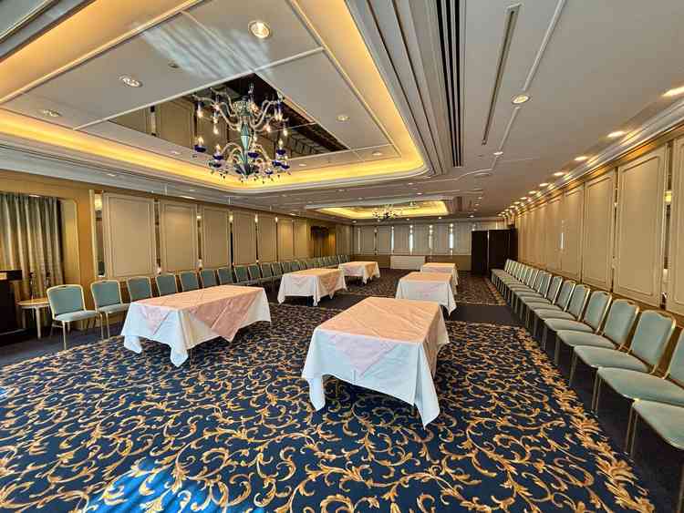 披露宴会場の少し大きめです。