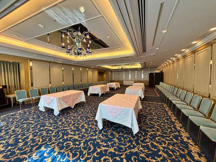 披露宴会場の少し大きめです。