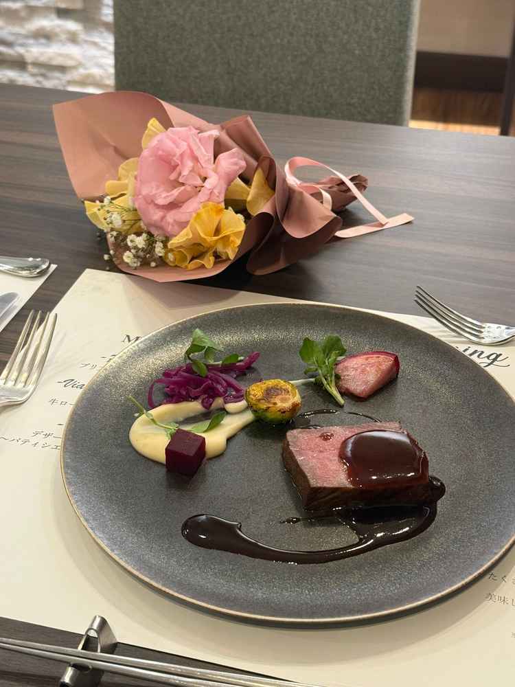 メインの肉料理。赤ワインの入ったソースが美味しかった。