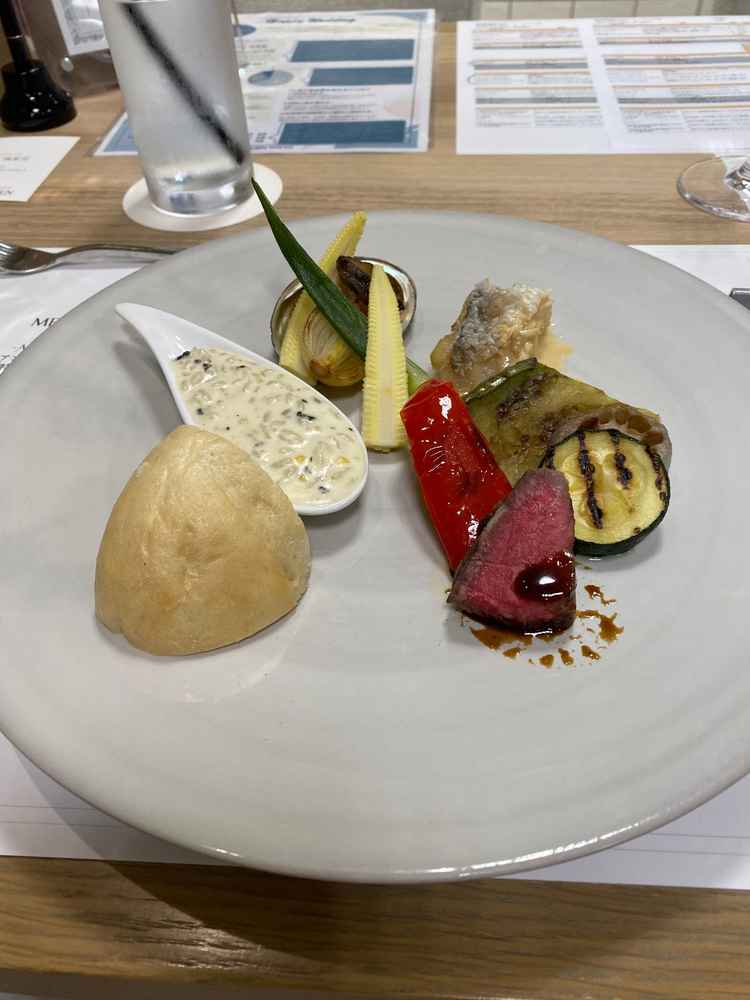 料理はどれも美味しく、見た目も華やかでした。ワインも2種類いただき、料理との相性を楽しめて良かった。