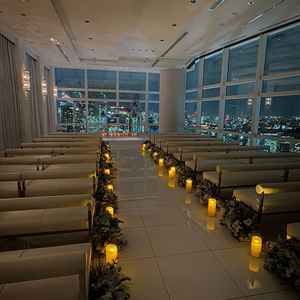 ドアを開けた瞬間入ってくる素晴らしい夜景で、夜だととてもロマンティックなチャペルでした。