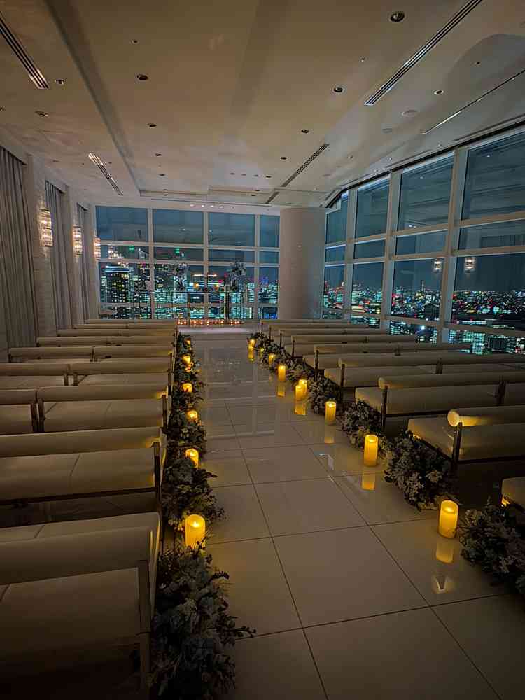 ドアを開けた瞬間入ってくる素晴らしい夜景で、夜だととてもロマンティックなチャペルでした。