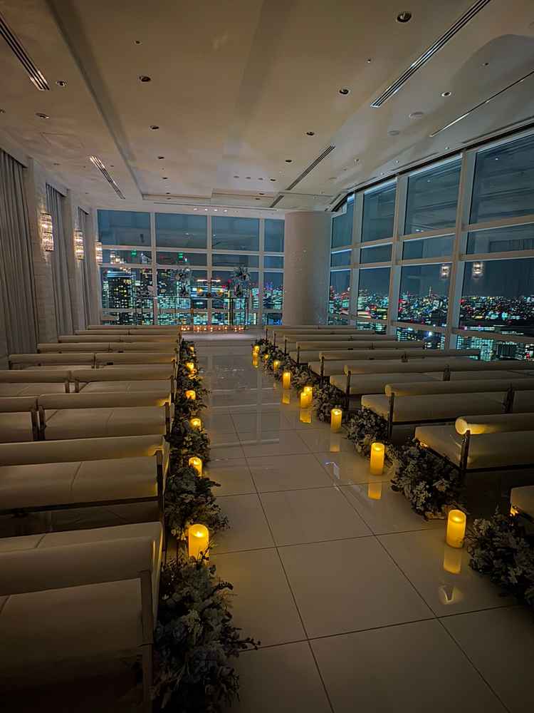 ドアを開けた瞬間入ってくる素晴らしい夜景で、夜だととてもロマンティックなチャペルでした。